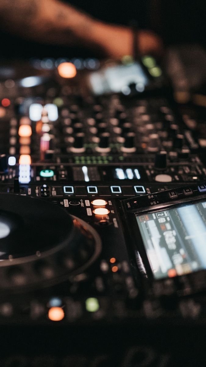 Mesa de DJ no estúdio BESTUDIO, em Maputo